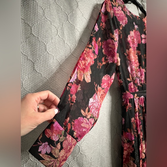 High-Low Shimmery Floral Dress with Slit Sleeves size 6 - Picture 5 of 7